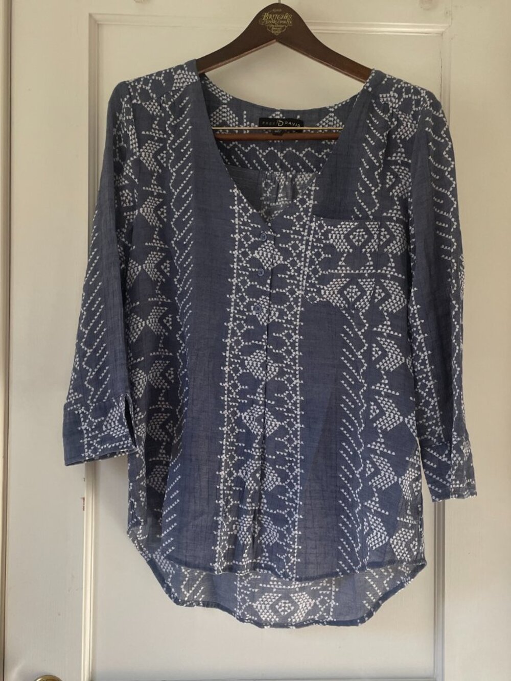 Fred David Top Women's Med Blue White Geo Aztec 3/4 Sleeve V Neck Hi Low Blouse - Picture 3 of 8